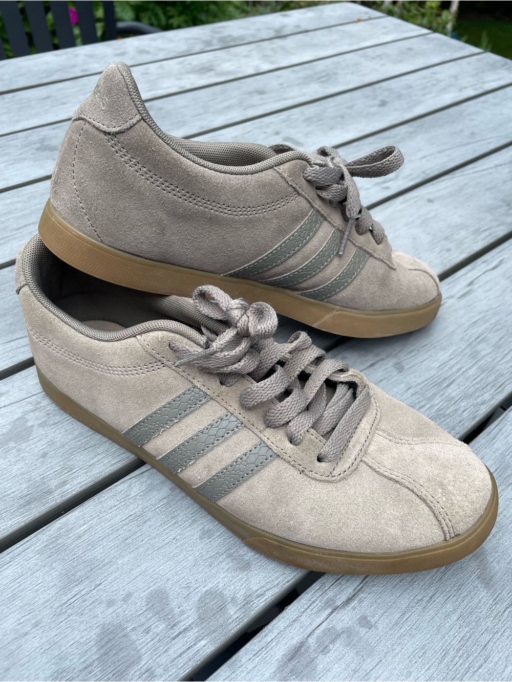 ADIDAS Women’s Suede Courtset low sneakers in Light Taupe. Size 8